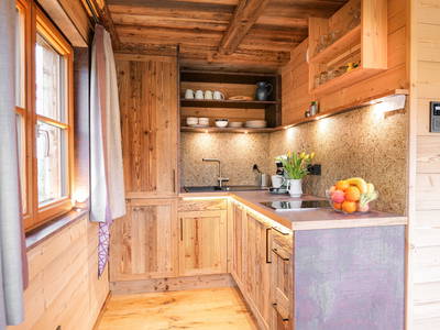 voll ausgestattete Küche im Baumhaus