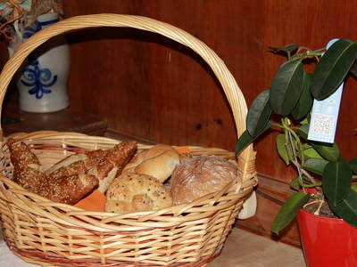 Bauernhoffrühstück mit frischen  Brötchen vom Bäcker