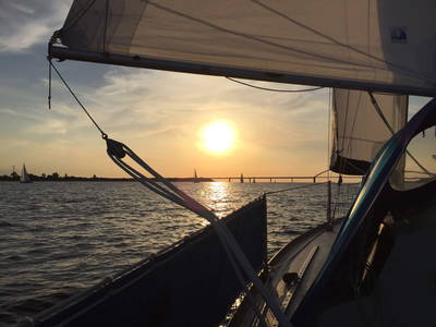 Wie wär es mal mit einem Segeltörn oder einer Kutterfahrt unter der Sundbrücke hindurch - im Abendlicht???