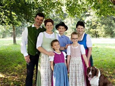 Familie Huber mit Oma Fanny und Hund Bello