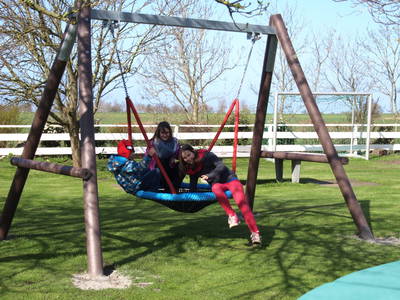 Viel Spaß in der Vogelnestschaukel in den Osterferien auf Fehmarn