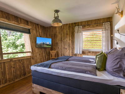 Schlafzimmer Romantik mit Badewanne und Flat-Tv