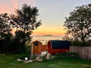 Fasssauna mit Außendusche