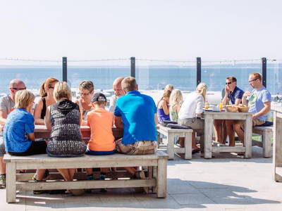 Café & Bistro Südstrand - köstliche hausgemachte Torten mit Ostseeblick