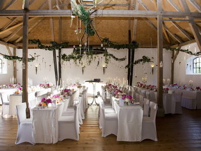 Festscheune geschmückt für eine Hochzeit