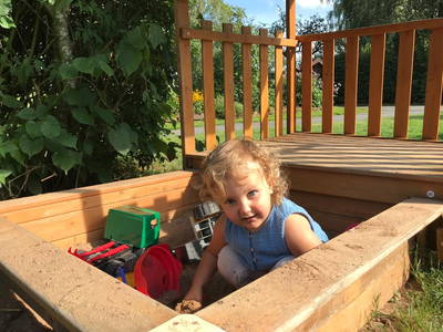 Kleine Burgenbauer im Sandkasten